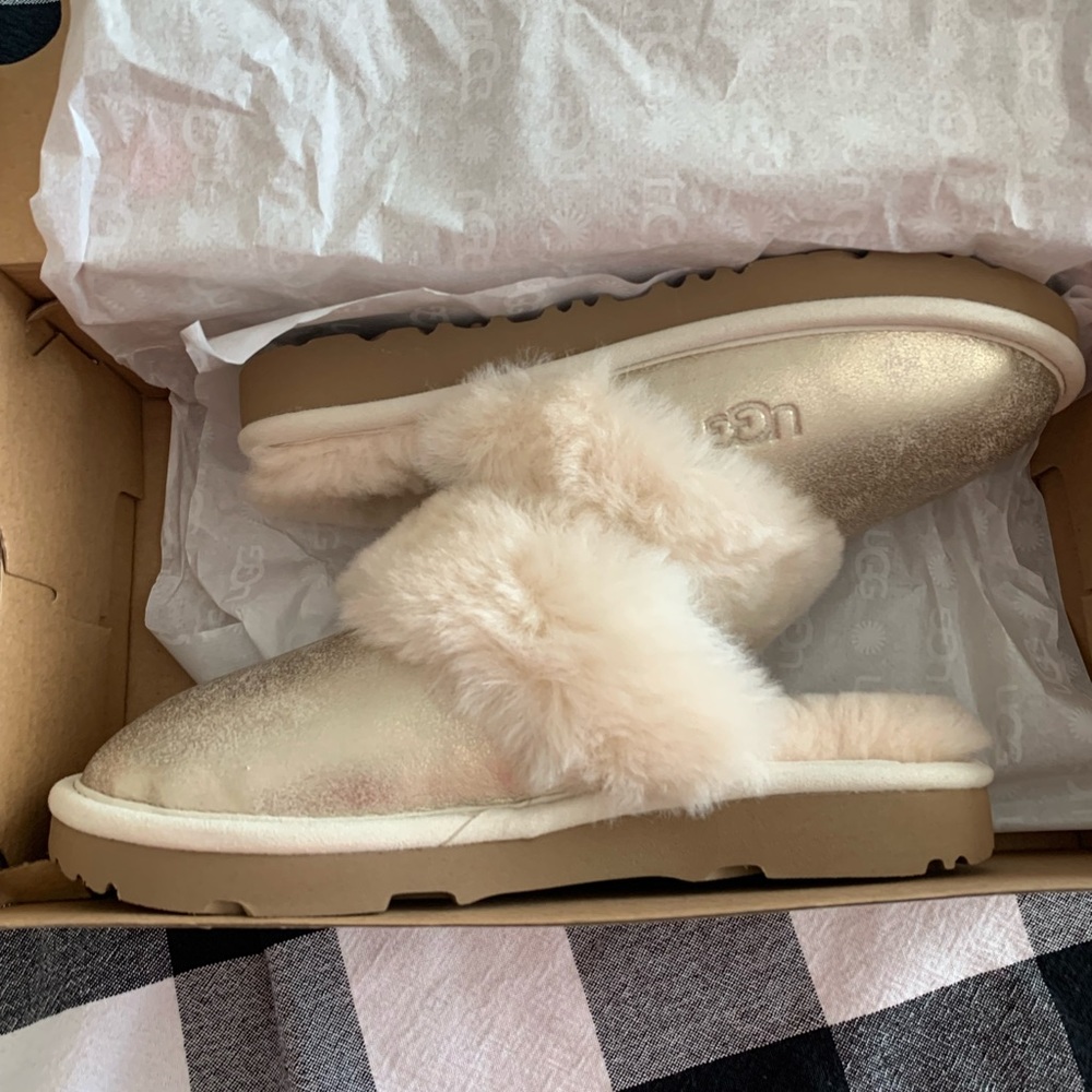 SOLD - Ugg Cozy II Slippers Little Kid Size  3 - Picture 7 of 7